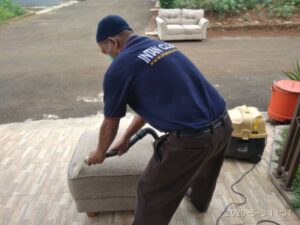 jasa cuci sofa di pondok cina depok